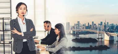 Ofiste çalışan, kulaklık takan iş adamları daha geniş görüşlü.