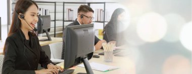 Ofiste çalışan, kulaklık takan iş adamları daha geniş görüşlü.