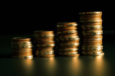 Biriktirmek için hazine mevduat hesabına yığılmış altın paralar.