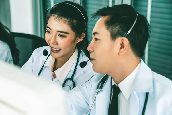 Équipe de médecins portant un casque parlant activement lors d'un appel vidéo à la clinique de l'hôpital — Photo
