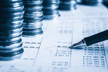 Biriktirmek için hazine mevduat hesabına yığılmış altın paralar.