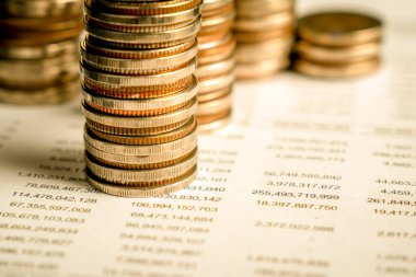 Biriktirmek için hazine mevduat hesabına yığılmış altın paralar.