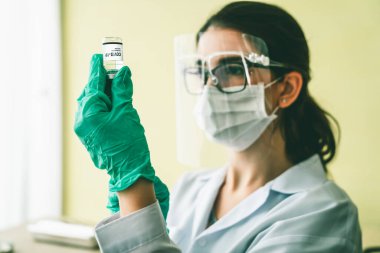 Yetenekli doktor aşıyı enjeksiyondan önce yeterince hazırlayın.