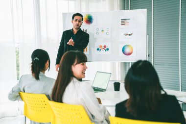 İş adamları daire içinde otururken iş projesini ustaca tartışıyor