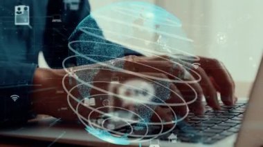 İş adamı dünya çapında sosyal ağa bağlanmak için yetenekli dizüstü bilgisayar kullanıyor