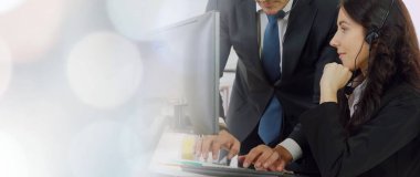 Ofiste çalışan, kulaklık takan iş adamları daha geniş görüşlü.