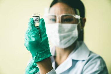 Yetenekli doktor aşıyı enjeksiyondan önce yeterince hazırlayın.