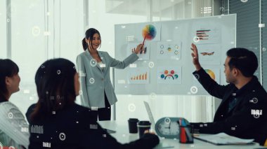 Şirket personeli toplantısındaki iş adamları imrendirici grafikle