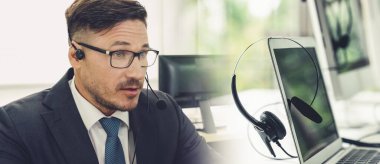 Ofiste çalışan, kulaklık takan iş adamları daha geniş görüşlü.