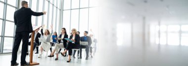 Seminer konferansında toplanan bir grup iş adamı daha geniş görüşlü