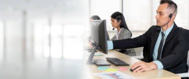 Ofiste çalışan, kulaklık takan iş adamları daha geniş görüşlü.