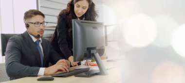 Ofiste çalışan, kulaklık takan iş adamları daha geniş görüşlü.