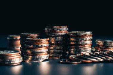 Biriktirmek için hazine mevduat hesabına yığılmış altın paralar.