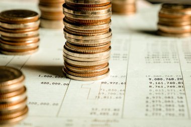 Biriktirmek için hazine mevduat hesabına yığılmış altın paralar.