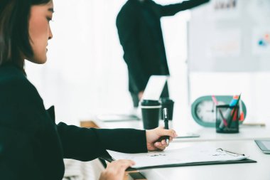 İş kadını toplantı yapıyor. Ofis odasında kağıt yazıyor. .