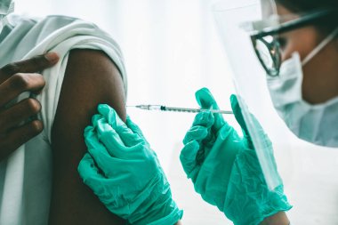 Genç adam, aşı için yetenekli doktoru hastanede ziyaret ediyor.