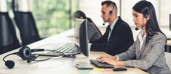 Gente de negocios con auriculares trabajando en la oficina ampliar vista —  Fotos de Stock