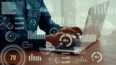 İş adamı iş veri analizini analiz etmek için yetenekli dizüstü bilgisayar kullanır