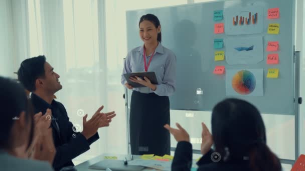 Gente de negocios en reunión de personal corporativo con gráficos visionales — Vídeo de stock