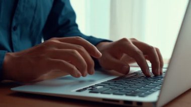 İşadamı ofis masasındaki bilgisayarda çalışıyor. Yakın çekim.