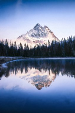 İtalya 'da güzel kış manzarası ve karla kaplı dağ .