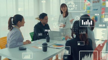 Şirket personeli toplantısındaki iş adamları imrendirici grafikle