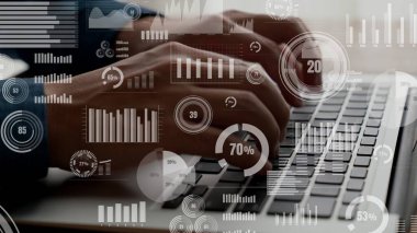 İşadamı iş veri analizini analiz etmek için yetenekli dizüstü bilgisayar kullanıyor