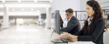 Ofiste çalışan, kulaklık takan iş adamları daha geniş görüşlü.