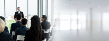 Seminer konferansında toplanan bir grup iş adamı daha geniş görüşlü