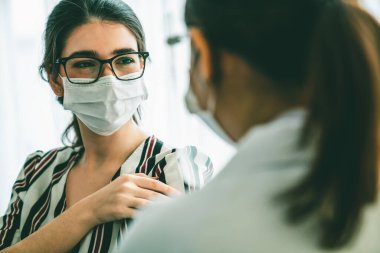Genç bayan, aşı için yetenekli doktoru hastanede ziyaret ediyor.