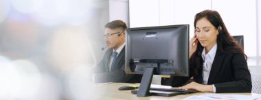 Ofiste çalışan, kulaklık takan iş adamları daha geniş görüşlü.