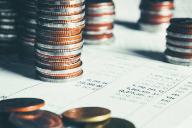 Biriktirmek için hazine mevduat hesabına yığılmış altın paralar.