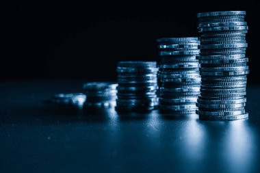 Biriktirmek için hazine mevduat hesabına yığılmış altın paralar.