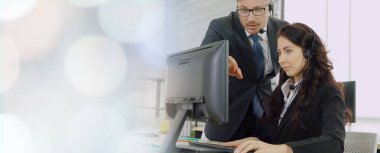 Ofiste çalışan, kulaklık takan iş adamları daha geniş görüşlü.