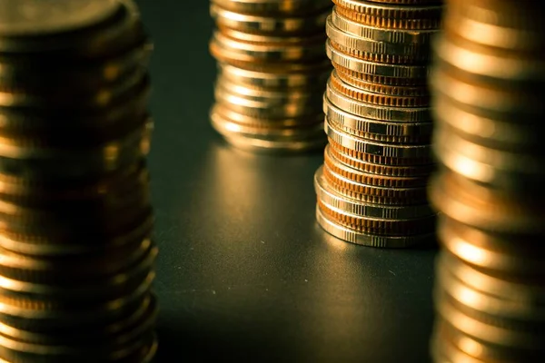 Stapel von Goldmünzen stapeln sich im Finanzministerium Depotkonto zum Sparen — Stockfoto