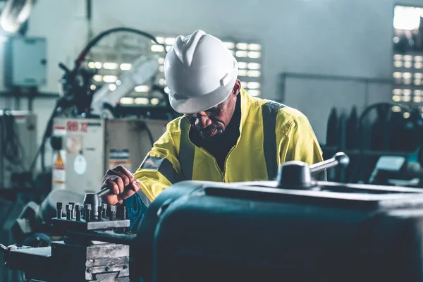 Trabalhador da fábrica ou engenheiro faça o trabalho da máquina na oficina de fabricação adepta — Fotografia de Stock