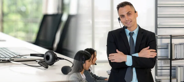 Zakenmensen die een headset dragen en op kantoor werken, verbreden het zicht — Stockfoto