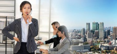 Ofiste çalışan, kulaklık takan iş adamları daha geniş görüşlü.