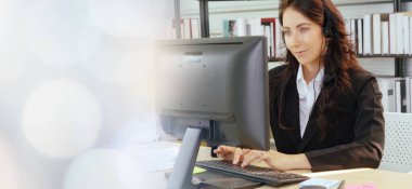 Ofiste çalışan, kulaklık takan iş adamları daha geniş görüşlü.