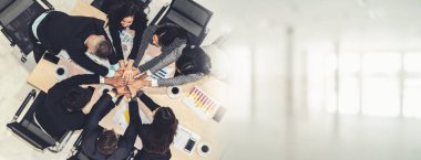 Mutlu iş adamları takım çalışmasını kutluyor. Başarı bakış açısını genişletiyor.