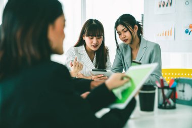 İş kadını ofis odasında bilgisayarı ustalıkla kullanıyor. .