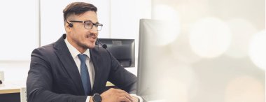 Ofiste çalışan, kulaklık takan iş adamları daha geniş görüşlü.