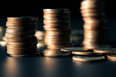 Biriktirmek için hazine mevduat hesabına yığılmış altın paralar.