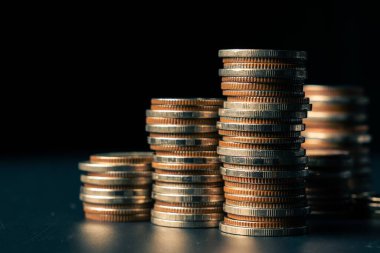 Biriktirmek için hazine mevduat hesabına yığılmış altın paralar.