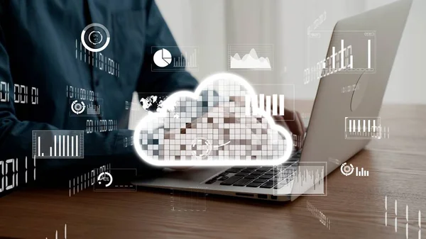 Businessman folosește un laptop capabil să se conecteze la rețeaua cloud computing — Fotografie, imagine de stoc