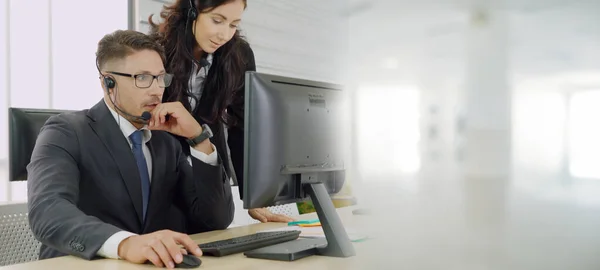 Gli uomini d'affari che indossano cuffie che lavorano in ufficio ampliano la vista — Foto Stock