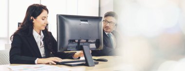 Ofiste çalışan, kulaklık takan iş adamları daha geniş görüşlü.