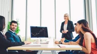 Dahiyane bilgisayar yazılımının borsa veri tablosu analizi