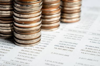 Biriktirmek için hazine mevduat hesabına yığılmış altın paralar.