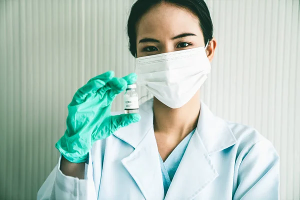 Skillful doctor prepare vaccine proficiently before injection — Stock Photo, Image